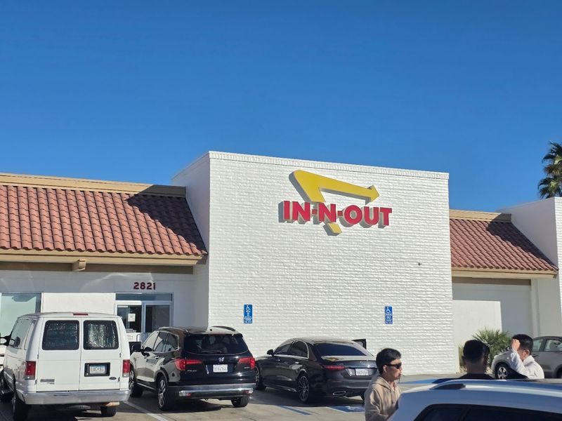 In-N-Out Burger - Barstow, CA (I-15)