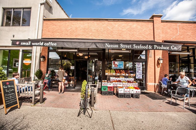 Sidewalk Seating and the Outdoor Lunch Option