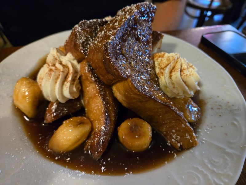 A Brunch Scene That Runs on Its Own Rules