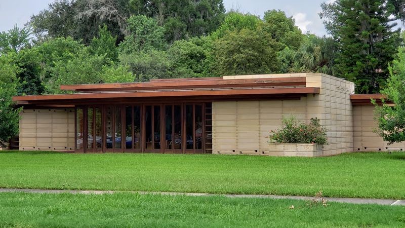 Self-Guided vs. Guided: Choosing the Right Way to Explore