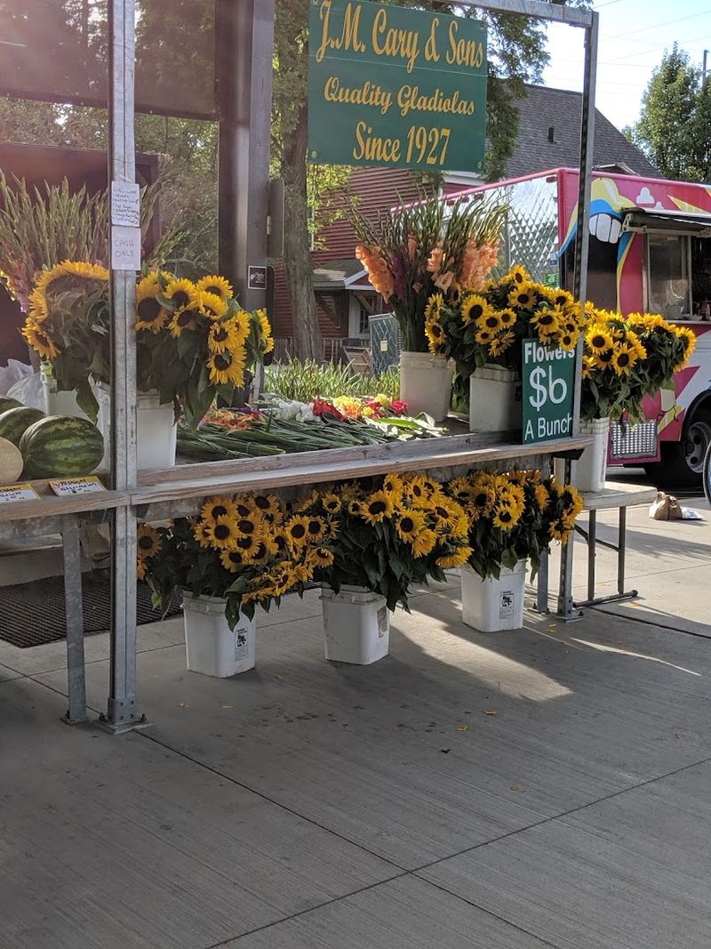 Flowers That Stop Shoppers in Their Tracks