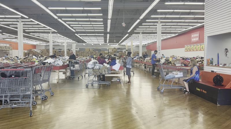 Shopping Hours and the Best Days to Visit