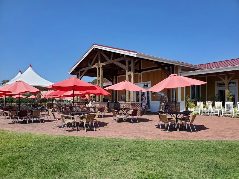 Indoor and Outdoor Seating That Works in Any Season