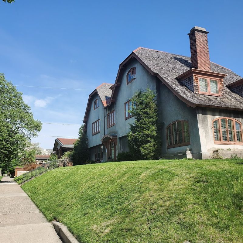 A mansion with 1914 still in its bones