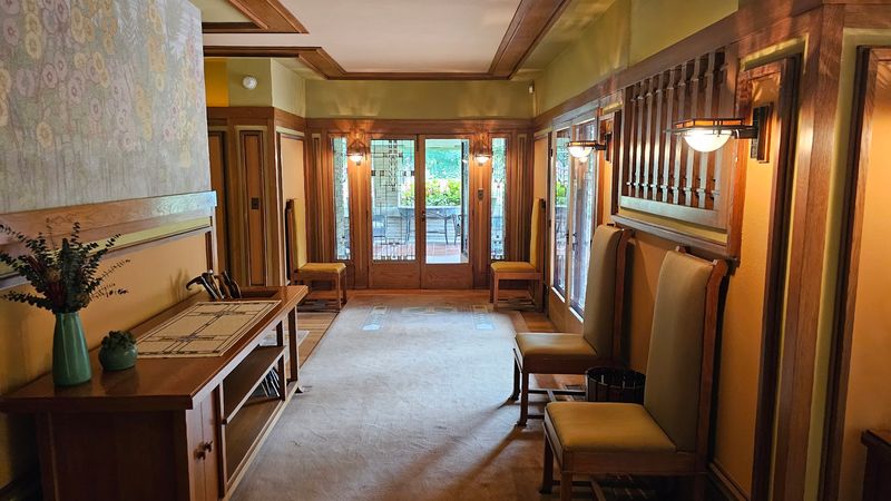 Hours, reservations, and timing that matter