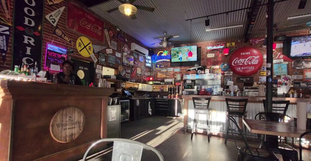 This Apalachicola Raw Bar Is a Hidden Gem for Fresh Oysters, Cold Drinks, and Old Florida Charm