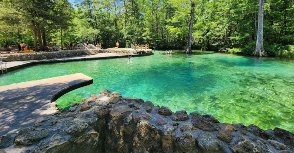 This Crystal-Clear Florida Spring Stays a Refreshing 68 Degrees Year-Round