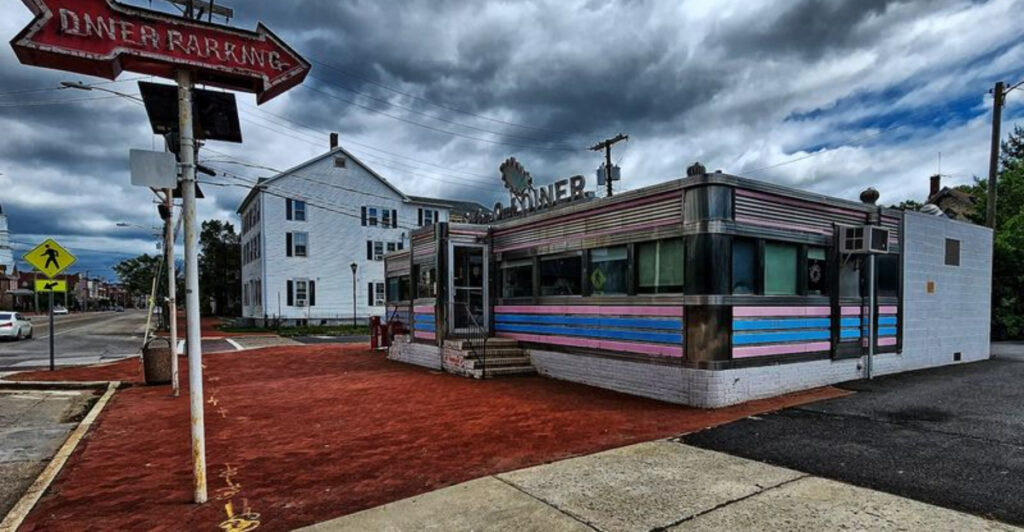 This Hidden New Jersey Diner Feels Like You Just Stepped Into 1950s Americana