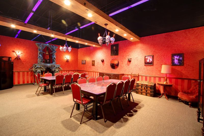 How the Venue Handles Groups and Crowds