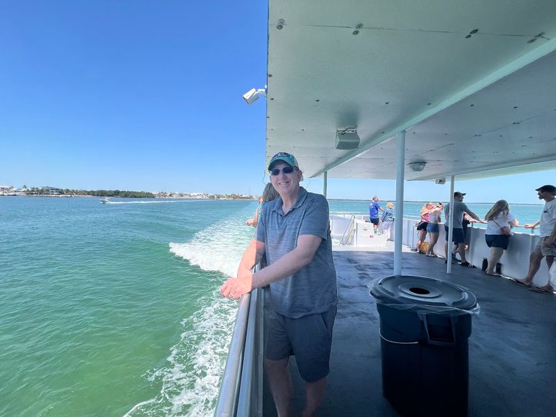 How Crowding Affects the Glass Viewing Experience