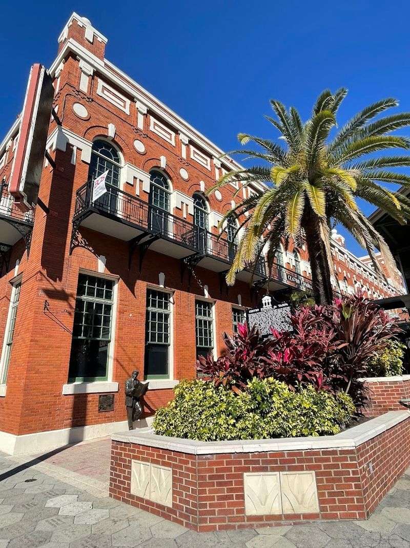 Private Tour Format and Personalized Attention