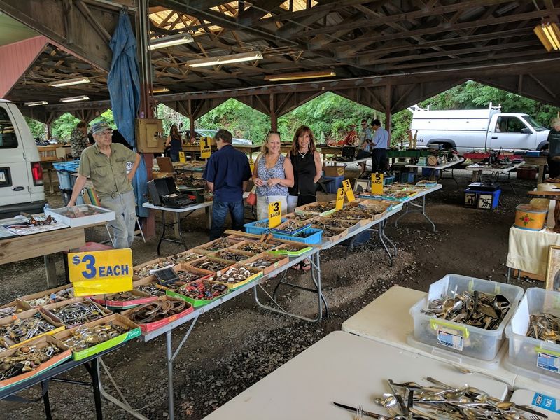 Indoor Shops vs. Outdoor Tables: Two Different Experiences
