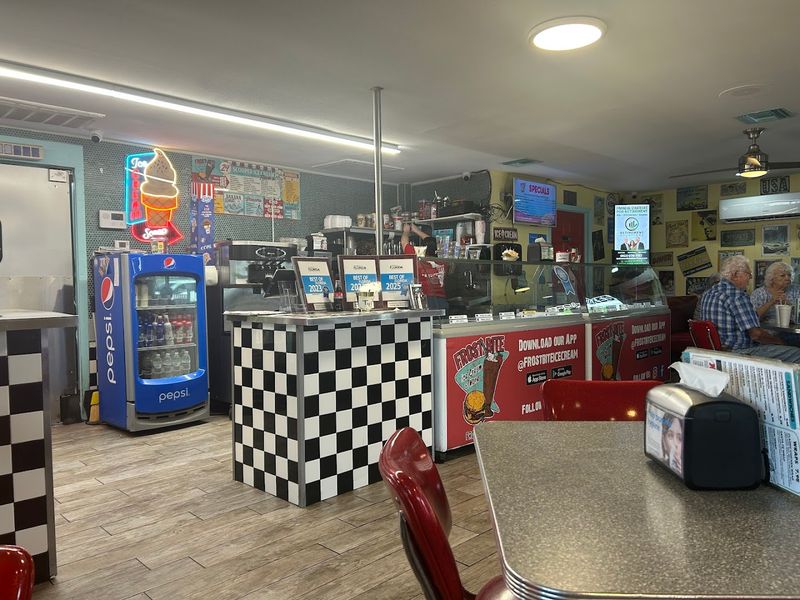 The Retro Diner Atmosphere That Pulls You Right Back in Time