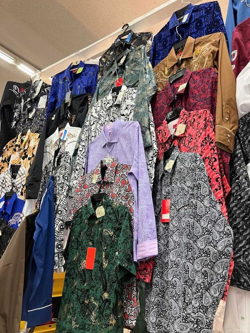 The Atmosphere Inside: A Market That Feels Like a Celebration