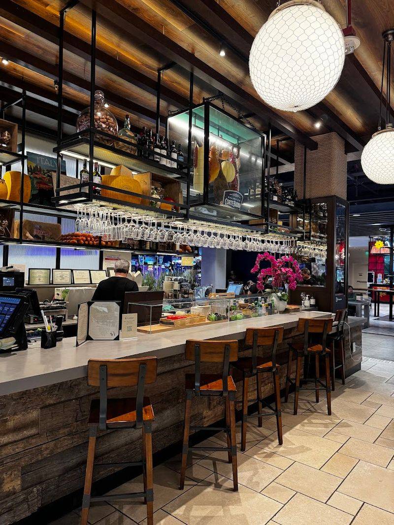 A Wine Bar That Earns Its Spot on the Second Floor