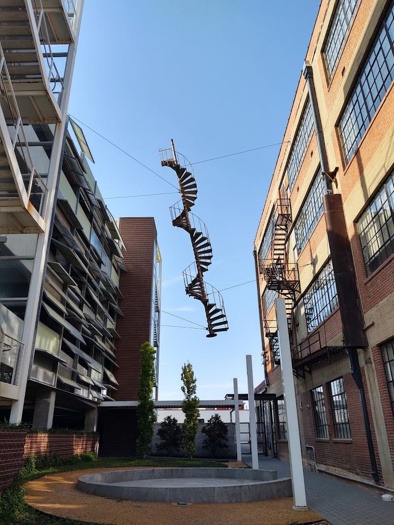 The Setting That Makes the Photo So Dramatic