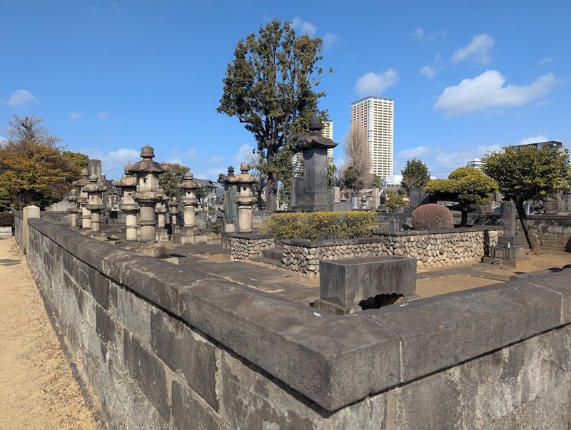 Yanaka Cemetery: A Peaceful Stroll Through Old Tokyo