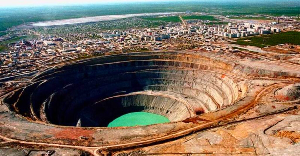 13 Giant Craters, Sinkholes, and Mines That Turn the Earth Into Something Unrecognizable