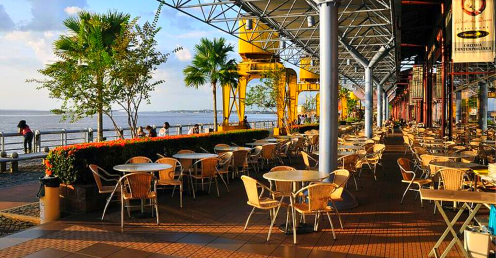 15 Tourist Food Spots That Locals Quietly Avoid