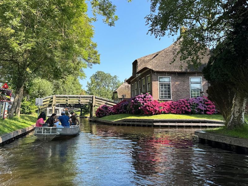 Giethoorn, Netherlands – Picnic by Quiet Canals
