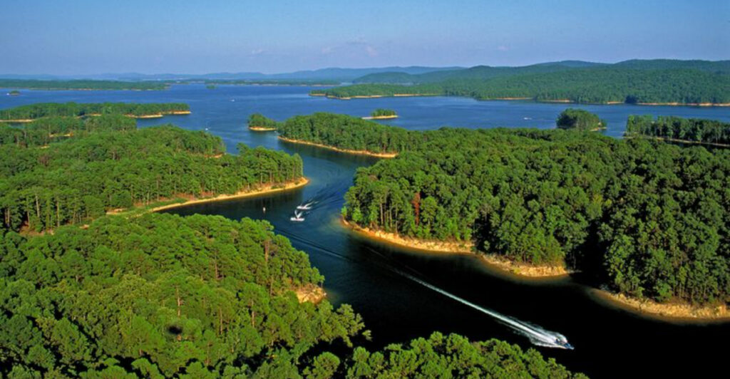 17 Quiet U.S. Lakeside Escapes That Feel Far From Everything