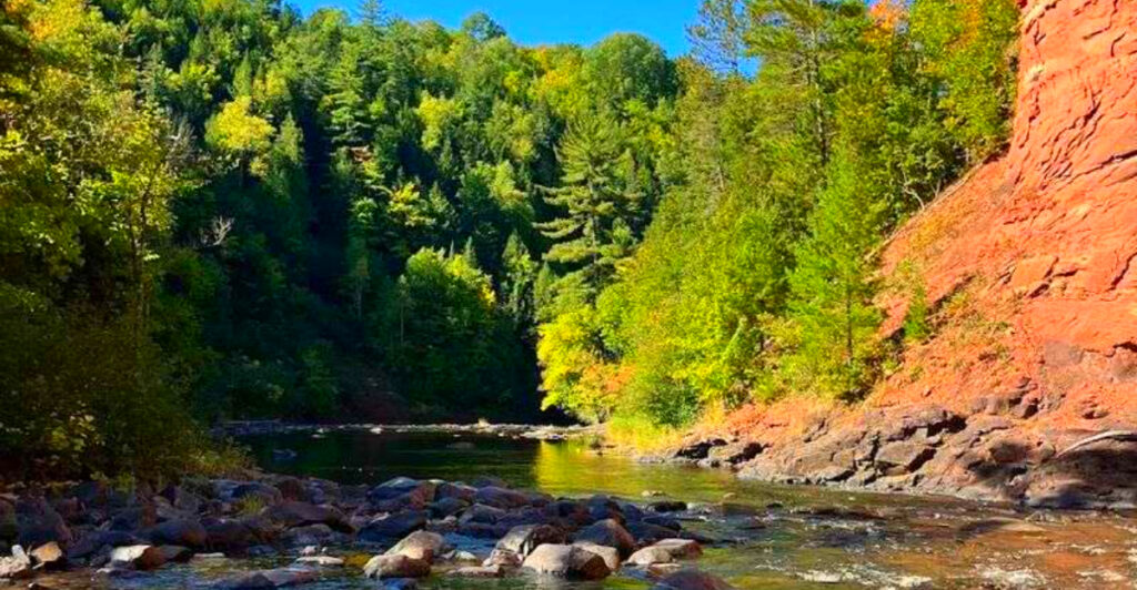17 Under-the-Radar Michigan Spots Locals Love – From Secret Beaches to Abandoned Towns