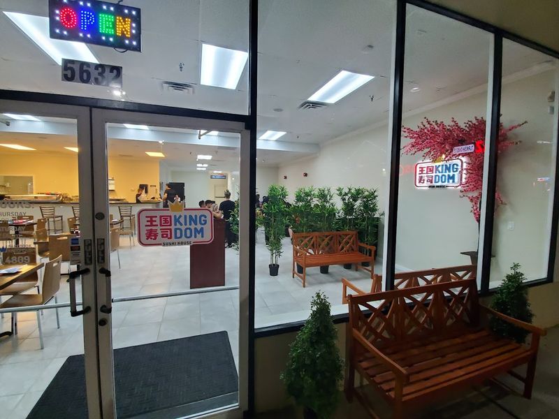 How It Handles Large Groups and Special Occasions