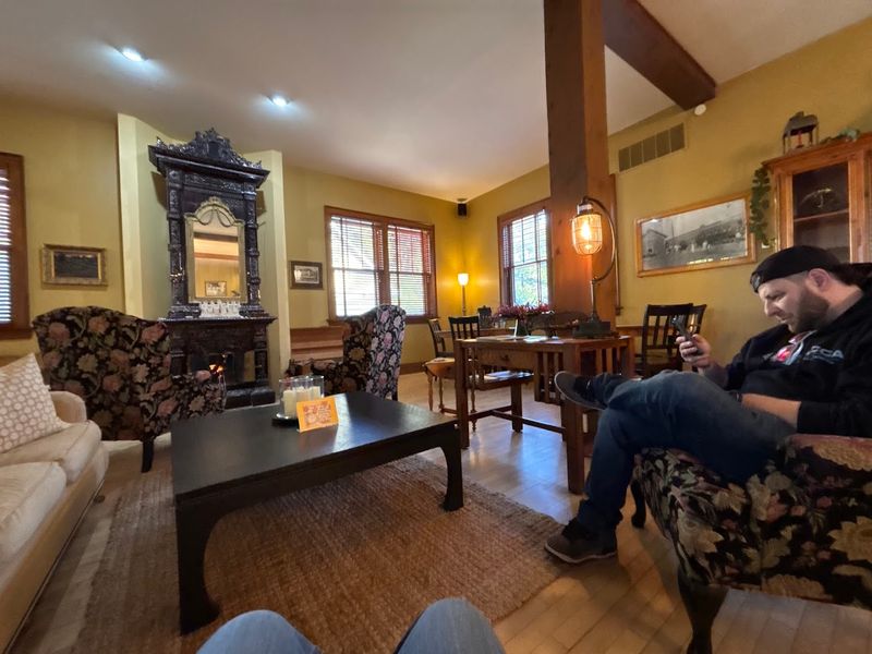 Evening Wine and Popcorn: The Social Hour That Guests Love