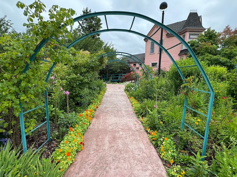 The Volunteers Who Keep the Dream Growing