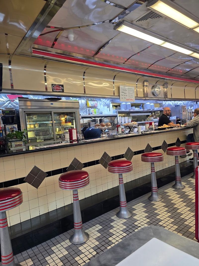 What the 1950s Decor Actually Looks Like Inside