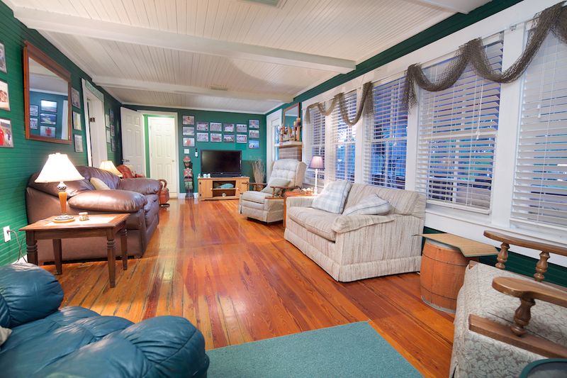 The Cottages: Rustic Comfort Right on the Water