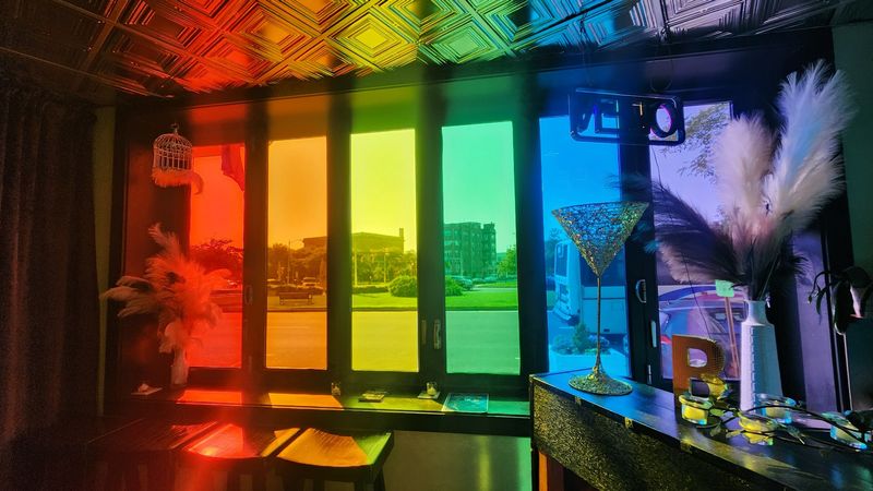 The Decor That Tells a Story Before You Order