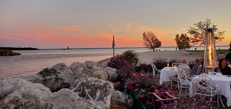 The Sunset Does Not Rush