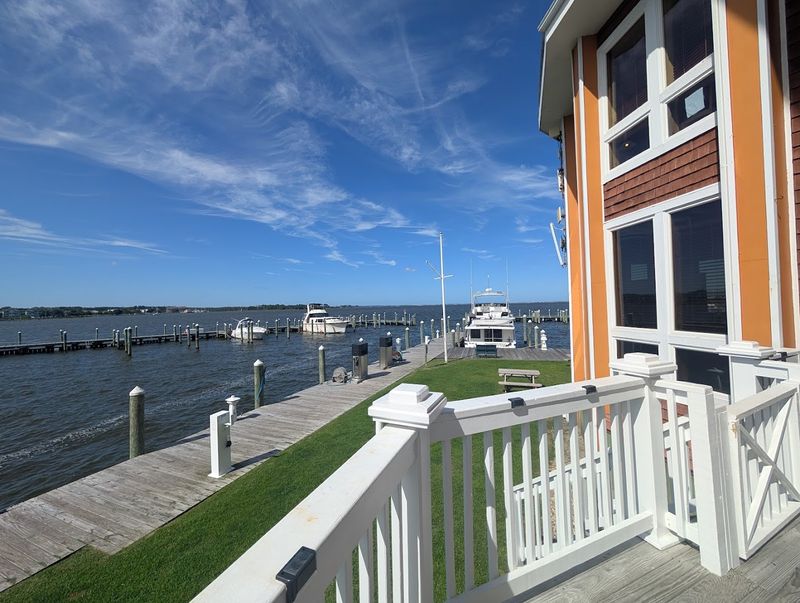 Stripers Bar and Grille — Manteo