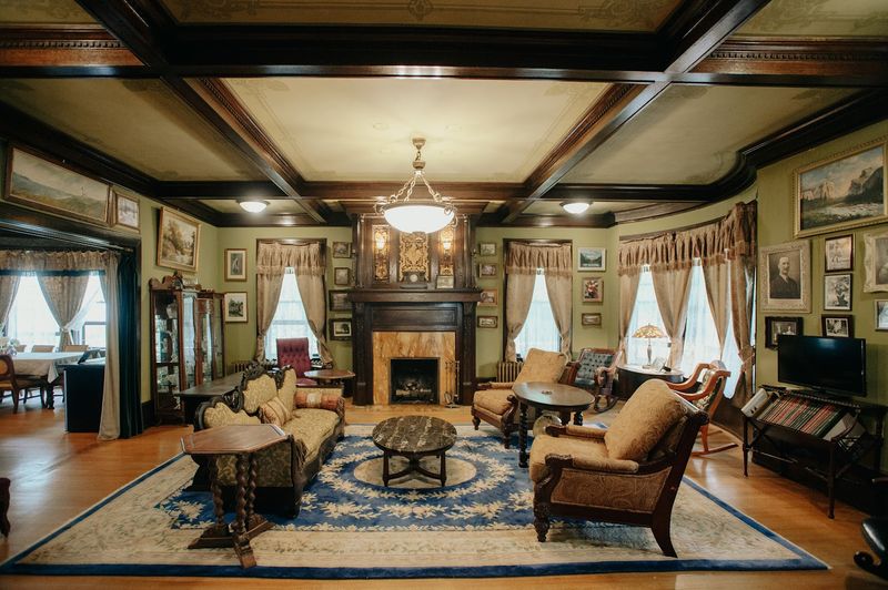 The Hosts Who Know Every Corner of This Mansion and the Region