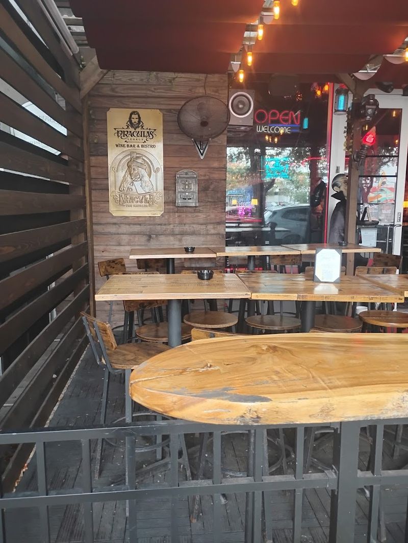 A Cozy Space That Never Feels Crowded