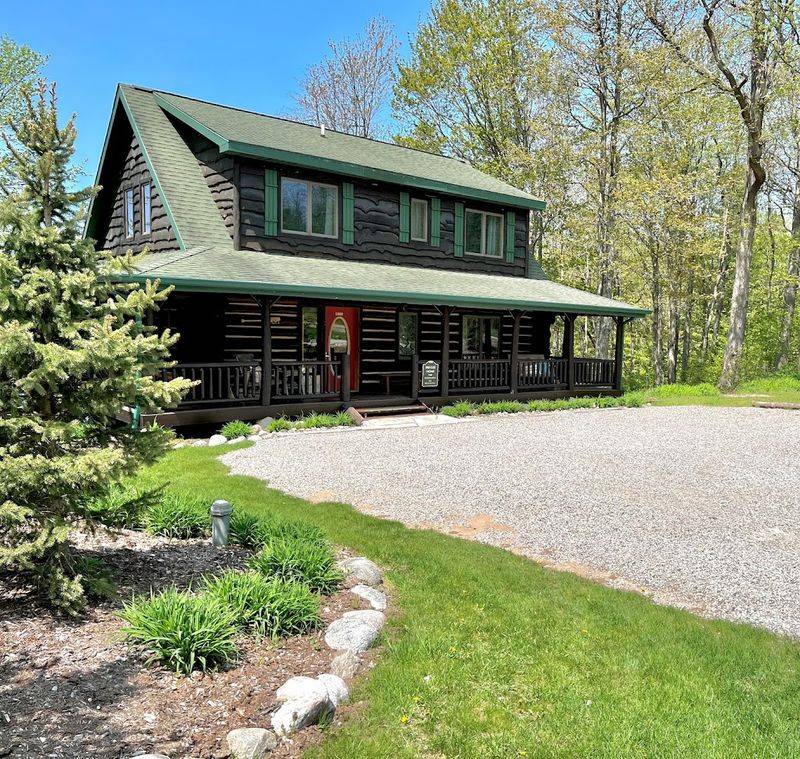 The Lodge and Bear's Den: Options for Bigger Groups