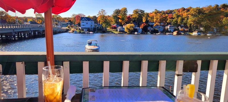 The Waterfront Dining Scene That Keeps Boaters Happy