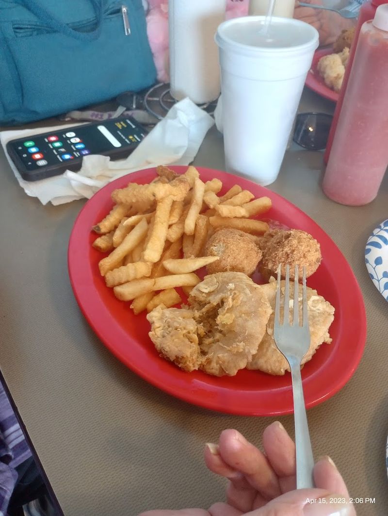 Crab Cakes and Fried Oysters Worth Saving Room For