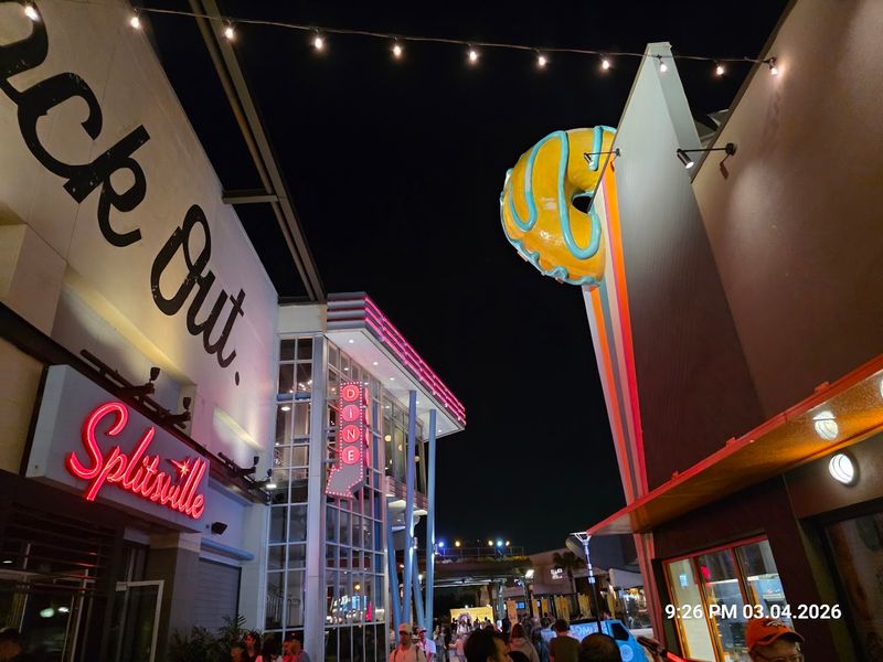 Splitsville Luxury Lanes: Bowling Meets Fine Dining
