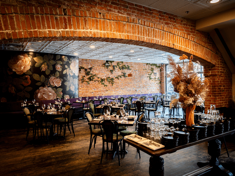 The Atmosphere: Rustic Touches, Warm Light, and a Room That Buzzes