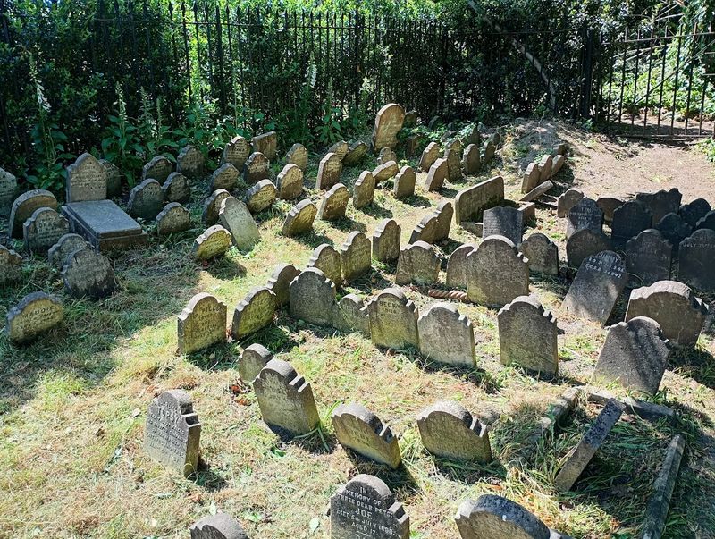 Hyde Park Pet Cemetery – London, England