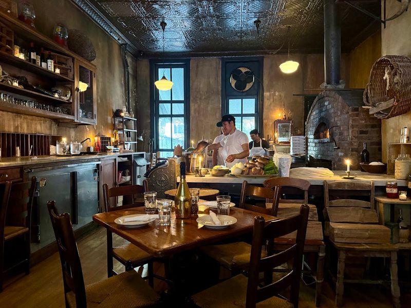 Lucali (Brooklyn) — The Cult Favorite