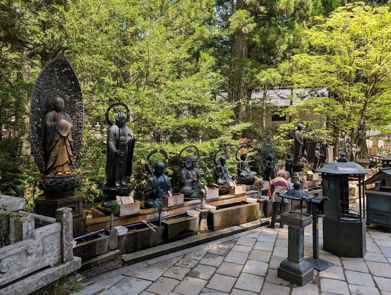 Okunoin Cemetery (Mount Koya, Japan)