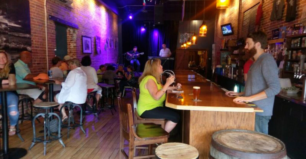 Locals Rave About This Lake Michigan Pub’s Fried Perch – And It’s All Michigan‑Made