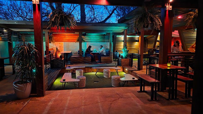 Pearl Diver (Nashville) — Tropical Patio Escape