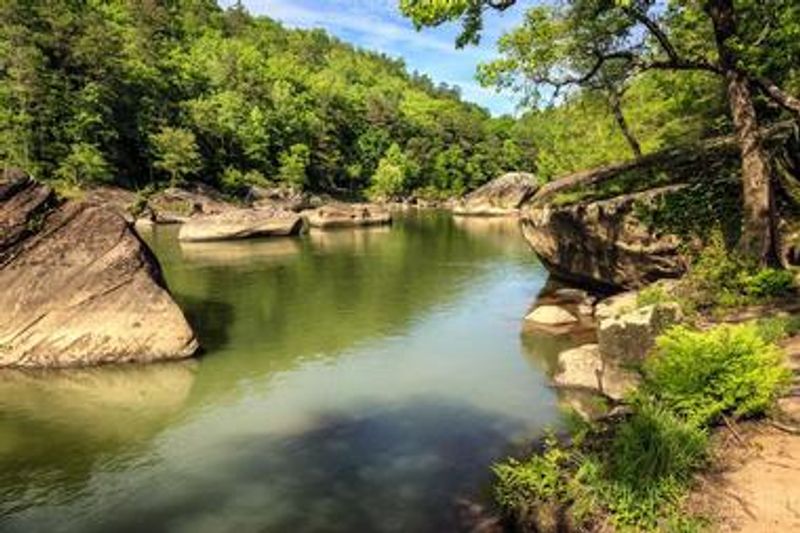 Kentucky has a bend surrounded by Tennessee