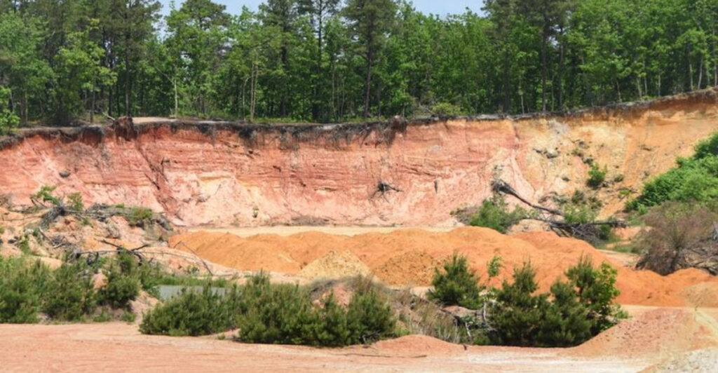 Most People Walk Right Past This Hidden New Jersey Quarry Without Ever Knowing It’s There