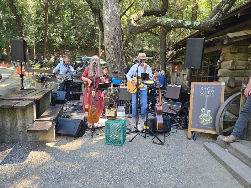 Live Music and Weekend Energy