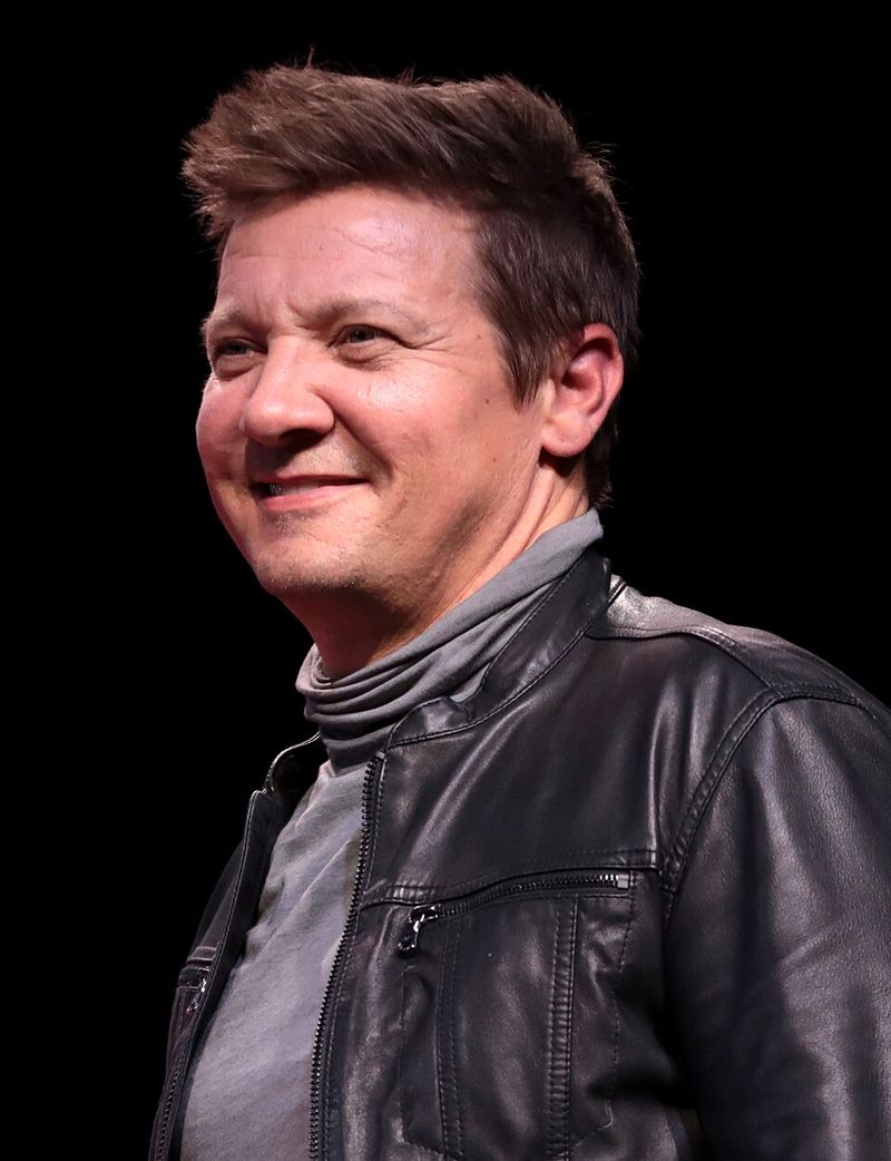 Jeremy Renner (5'9